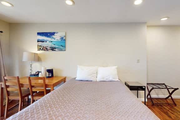 Dog Friendly Studio Condo with Ocean Views and Nearby Beach Access - Image 5