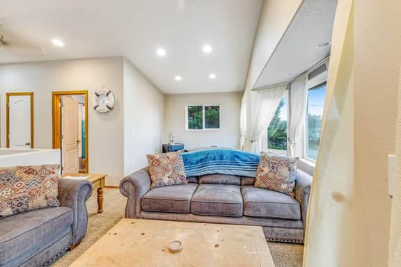 Dog friendly Home with Deck and Enclosed Yard Near Beach Access - Image 3