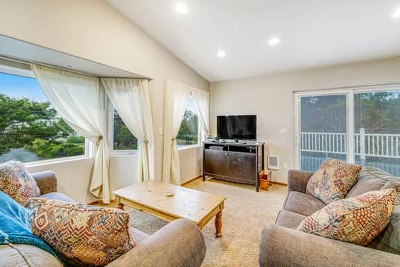 Dog friendly Home with Deck and Enclosed Yard Near Beach Access - Image 4