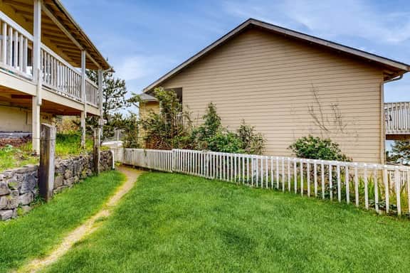 Cozy Coastal Condo with Ocean View Close to the Beach Dogs OK - Image 5