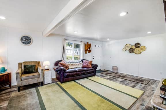 Gorgeous home overlooking the bay near a boat launch dog friendly - Image 3
