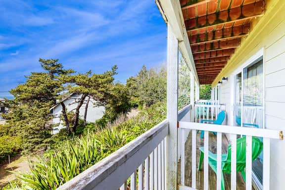 Lower Level Oceanview Studio with Balcony and Close Beach Access Dogs OK - Image 2