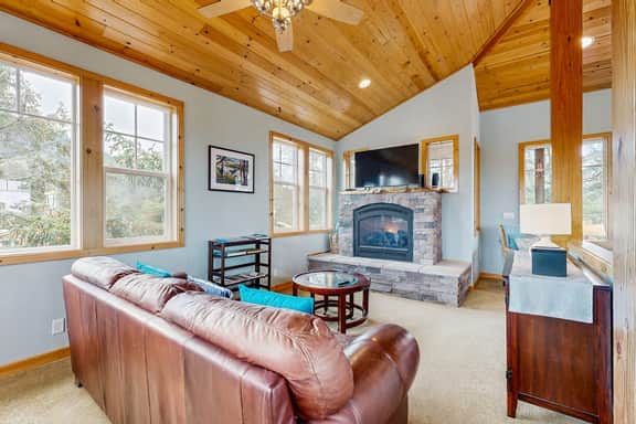 Dog friendly Neskowin Village home with ocean views private hot tub and patio - Image 4