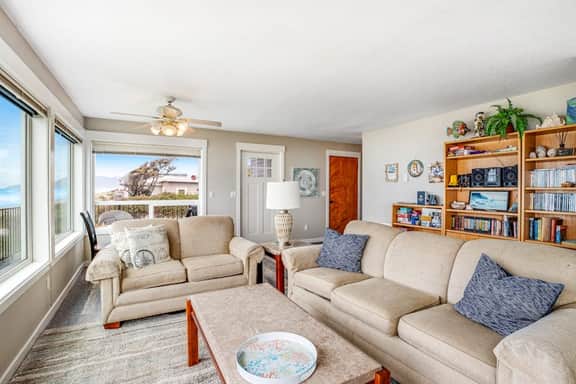 Oceanfront Dog Friendly Home with Free WiFi Perfect for a Family Beach Trip - Image 2