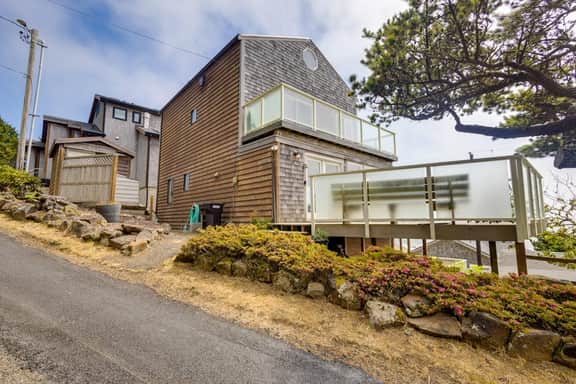 Spacious dog friendly home with ocean views sauna wood stove and WIFI - Image 3