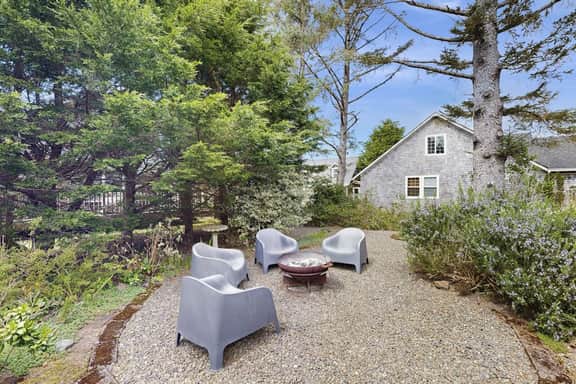 Spacious Family and Dog Friendly Home with New Private Hot Tub and Smart TVs - Image 4