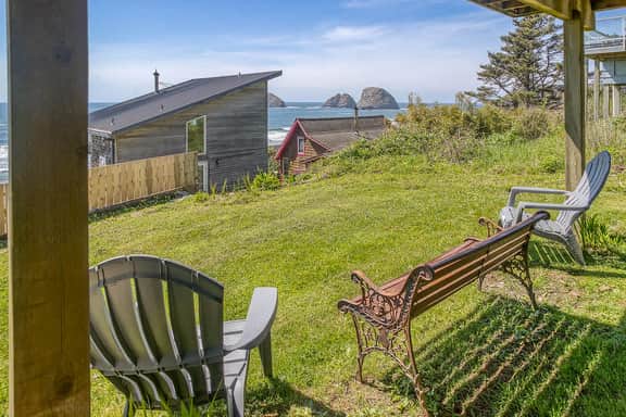 Downstairs Oceanview Hideout with Sweeping Views and Easy Beach Access - Image 4