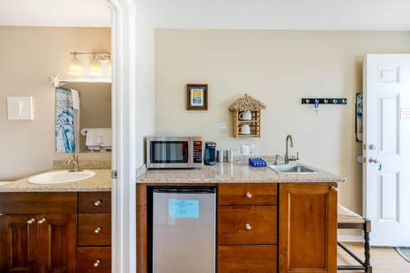 Dog friendly ocean view cabin with fireplace kitchenette deck and beach access - Image 4