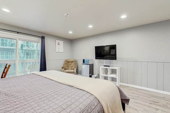 Inviting Room Blocks From the Beach and Downtown Dogs Welcome - Image 4