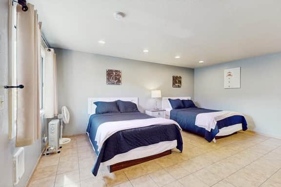 Peaceful Dog Friendly Room with Kitchenette Near the Beach and Downtown - Image 2