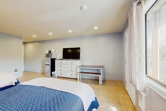 Peaceful Dog Friendly Room with Kitchenette Near the Beach and Downtown - Image 3