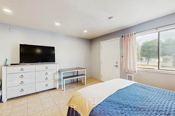 Peaceful Dog Friendly Room with Kitchenette Near the Beach and Downtown - Image 4