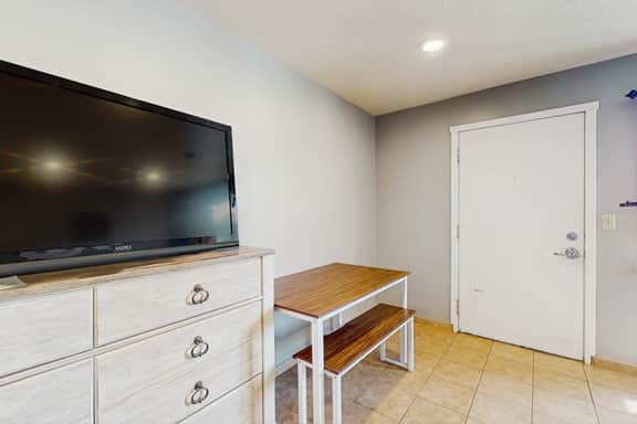 Peaceful Dog Friendly Room with Kitchenette Near the Beach and Downtown - Image 5