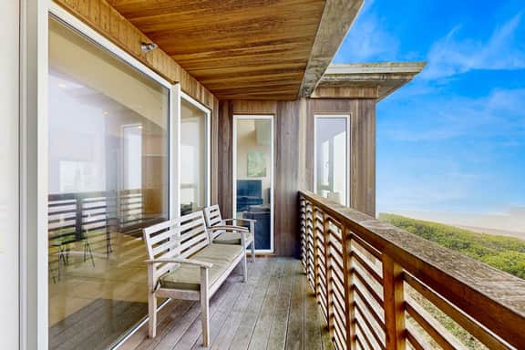 Modern Waterfront Condo Right on the Pacific Ocean Dogs Welcome - Image 2