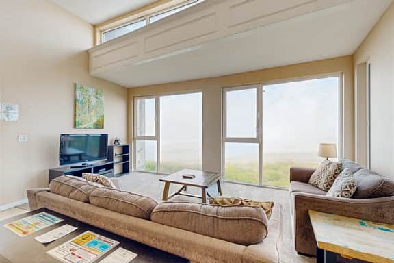 Modern Waterfront Condo Right on the Pacific Ocean Dogs Welcome - Image 4