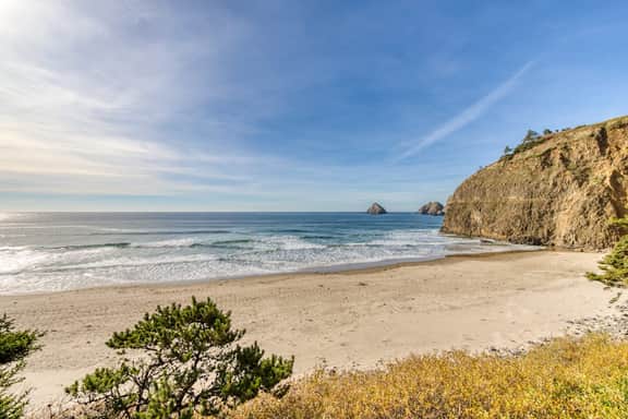 Charming Oceanfront Getaway with Gorgeous Water Views and Easy Beach Access - Image 2
