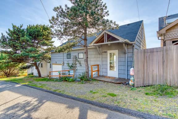 Charming Oceanfront Getaway with Gorgeous Water Views and Easy Beach Access - Image 5