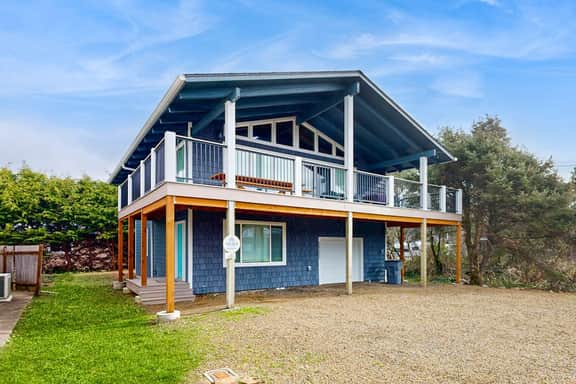 Renovated home near beach access with two kitchens and fireplace dog friendly - Image 4