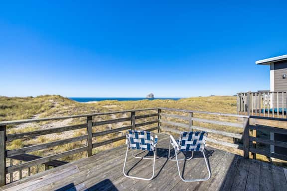 Beautiful oceanfront home with a gorgeous view - Image 4