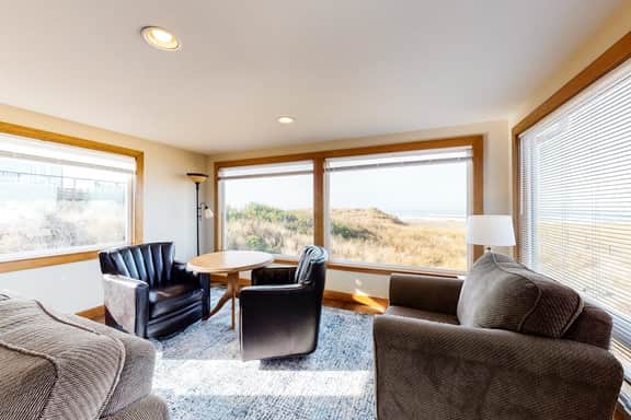 Beautiful oceanfront home with a gorgeous view - Image 5