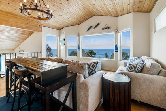 Luxury Dog Friendly Home with Ocean Views Gas Fireplace Jetted Tub Deck - Image 4