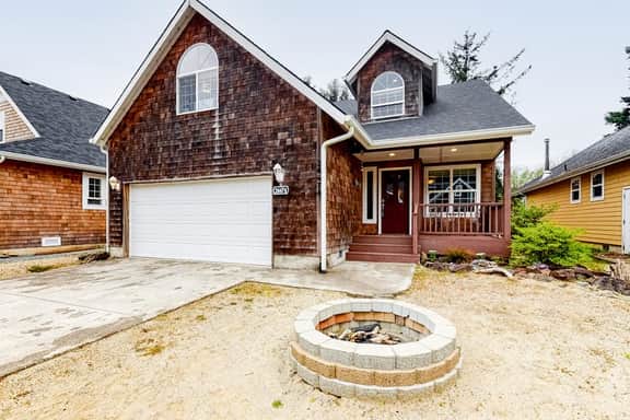 Creekside Home 5 Blocks from the Beach with Fireplace Deck Firepit Fast WiFi - Image 5