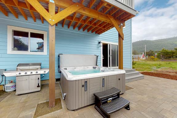 4BR home steps from the beach with private hot tub fireplace and firepit - Image 3