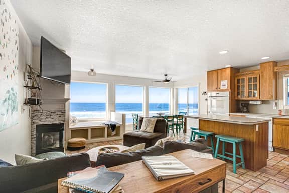 Spacious oceanfront home with patio and private hot tub dog friendly - Image 4