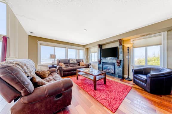 Oceanfront Home with Private Hot Tub and Amazing Beach Views Dogs Welcome - Image 4