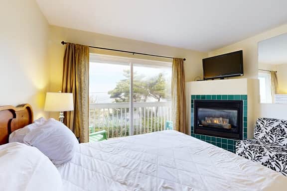 Easy Access Dog Friendly Studio with Ocean Views Short Walk to Beach - Image 5