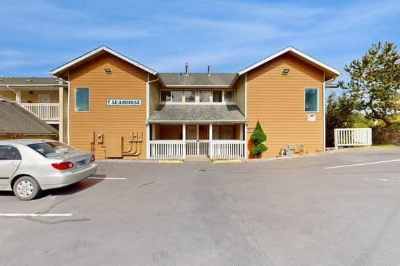 Easy Access Dog Friendly Studio with Ocean Views Short Walk to Beach - Image 2