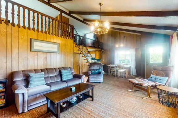 Charming dog friendly getaway with a full kitchen and firepit walk to the beach - Image 5