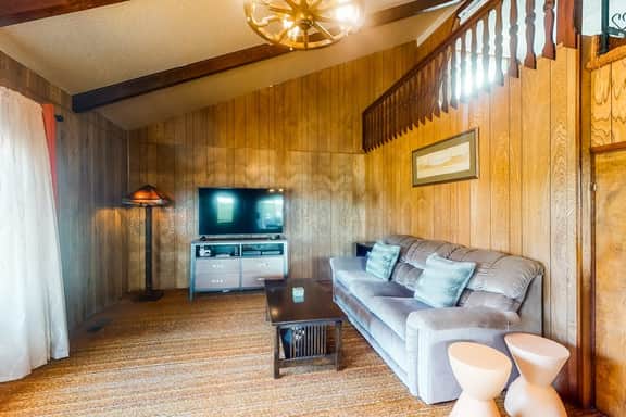 Charming dog friendly getaway with a full kitchen and firepit walk to the beach - Image 4