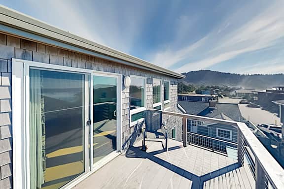 Expansive Beach Retreat 2 Decks and Balcony Corner Lot 50 to Ocean - Image 3