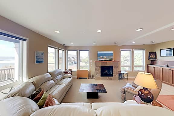 Expansive Beach Retreat 2 Decks and Balcony Corner Lot 50 to Ocean - Image 4