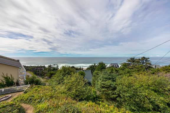 Oceanview Condo with Full Kitchen Balcony Beach Access Nearby - Image 2
