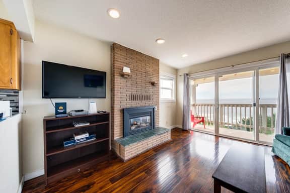 Oceanview Condo with Full Kitchen Balcony Beach Access Nearby - Image 4
