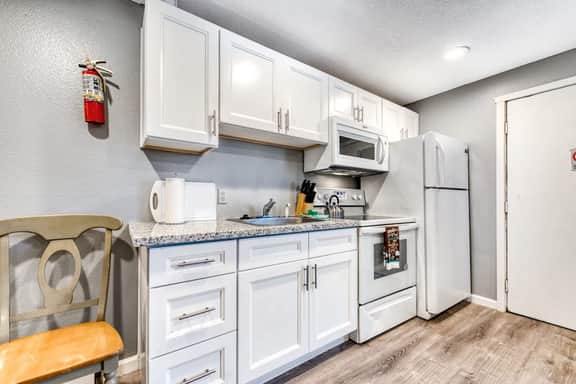 Two Room Combination Close to Downtown and Beach Dogs Welcome - Image 3
