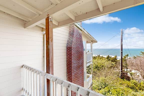 Upper Level Studio WiFi Close to Beach Access Dogs Welcome - Image 2