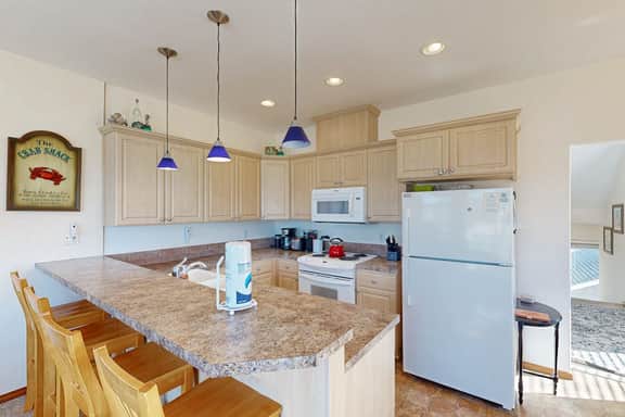 Dog friendly townhouse with WiFi across street from beach with ocean views - Image 3