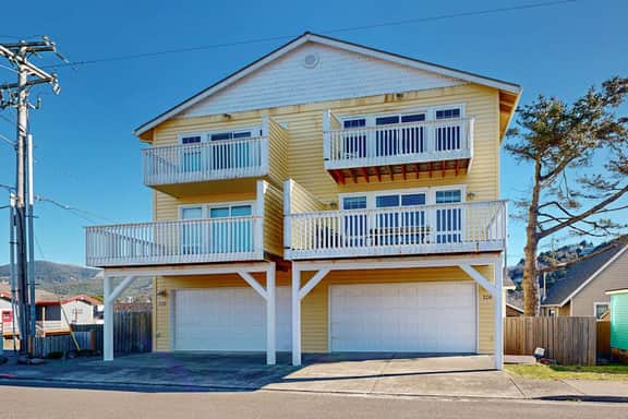 Dog friendly townhouse with WiFi across street from beach with ocean views - Image 4