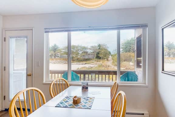 Dog friendly riverfront suite at oceanfront Proposal Rock Inn steps to beach - Image 4