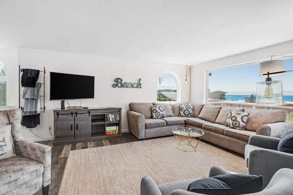 Dog friendly ocean view home with deck and enclosed yard 1 block to beach - Image 4