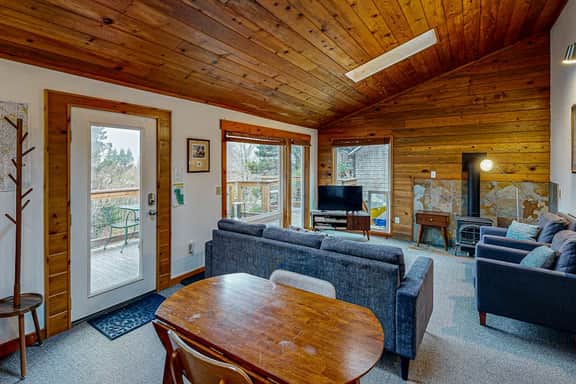 Woodsy retreat near the beach with WiFi washer dryer and gas fireplace - Image 2