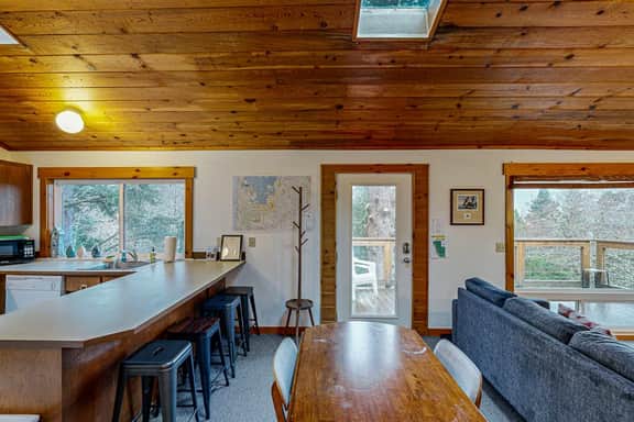 Woodsy retreat near the beach with WiFi washer dryer and gas fireplace - Image 5