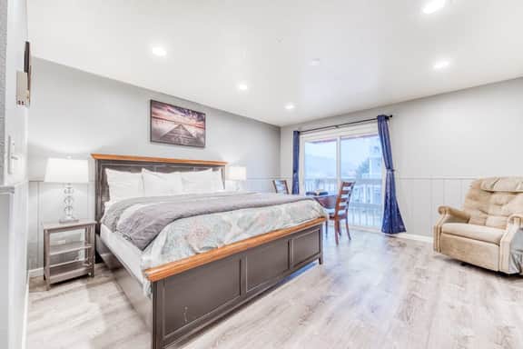 Eight Dog Friendly Rooms with Kitchens and Kitchenettes Walk to Downtown and Beach - Image 2