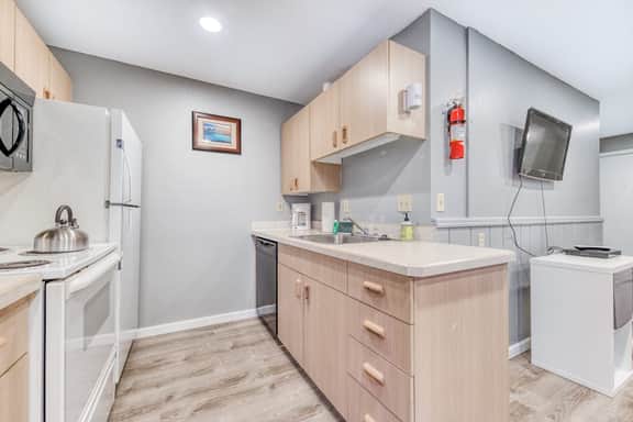 Eight Dog Friendly Rooms with Kitchens and Kitchenettes Walk to Downtown and Beach - Image 5