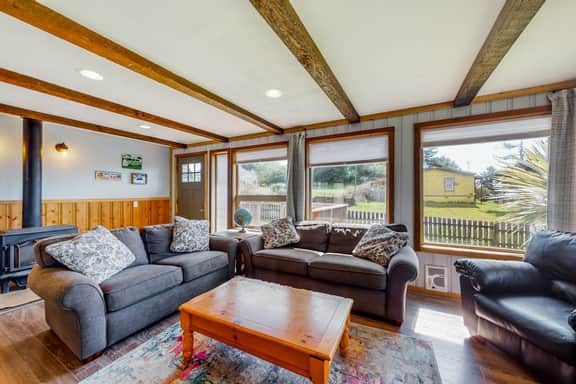 Dog friendly house near the ocean with woodstove yard patio and washer dryer - Image 3