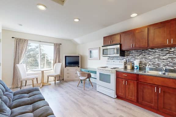 Private Hillside Condo in the Heart of Lincoln City Dog Friendly - Image 5