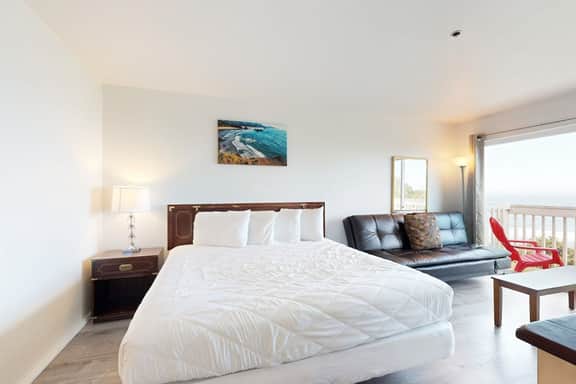 Upper Level Studio with Balcony Dog Friendly and Great Ocean Views - Image 2